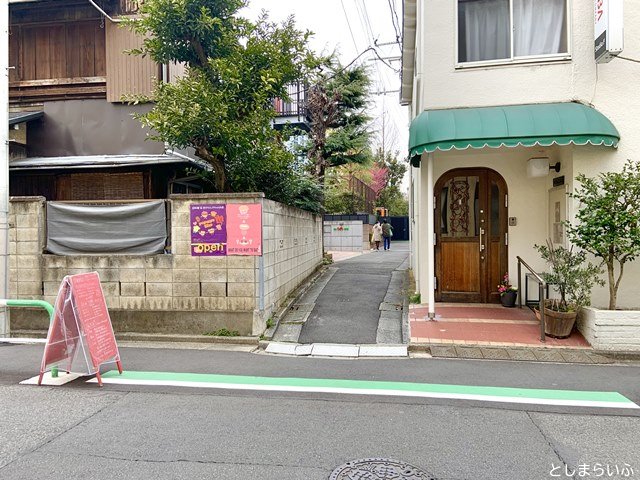 Cafe Popeye the M カフェ ポパイ・ザ・エム 路地の入口