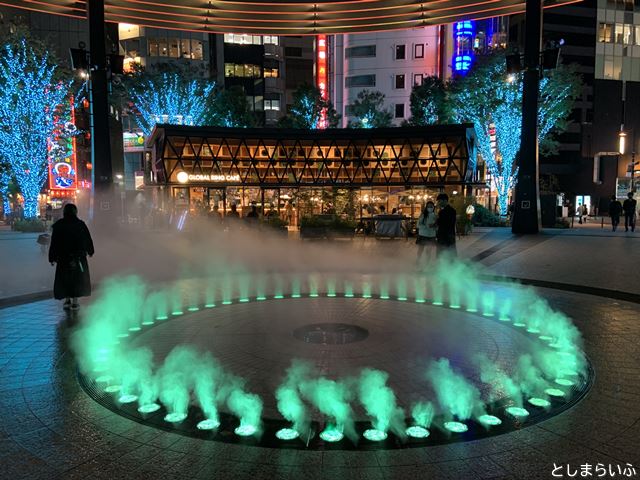 池袋西口公園 イルミネーションと噴水のライトアップ