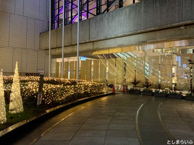 池袋西口公園 東京芸術劇場に映るイルミネーション