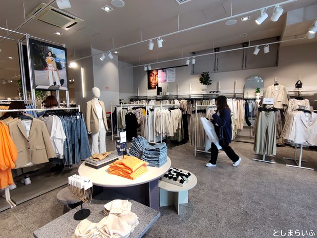 H&M池袋店 レディースフロア