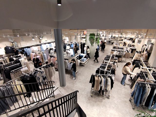 H&M池袋店1階