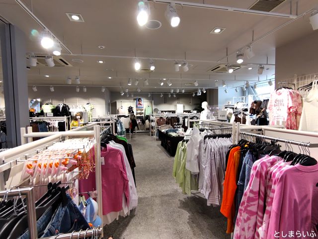 H&M池袋店 2階