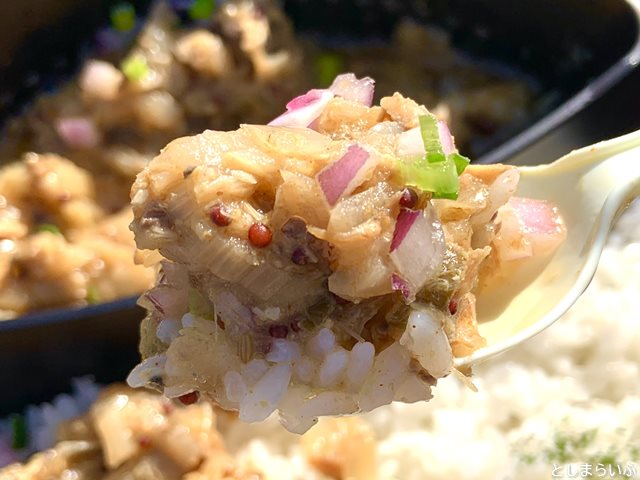 池袋 ホクトカレー in カレーピクニック 食べているところ