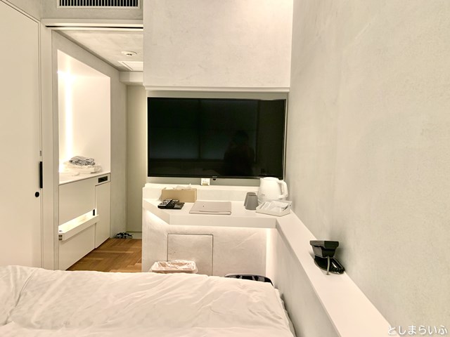 hotel Siro ホテルシロ ベッドから見た部屋の中