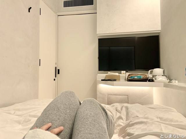 hotel Siro ホテルシロ 部屋でくつろぐ様子