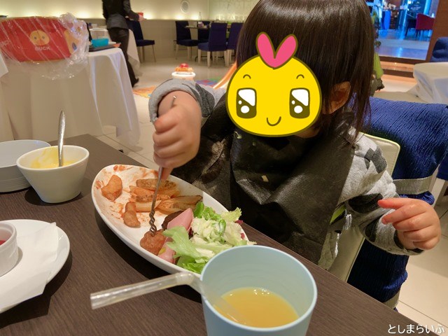 池袋 THE DOME お子さまセットを食べる子供