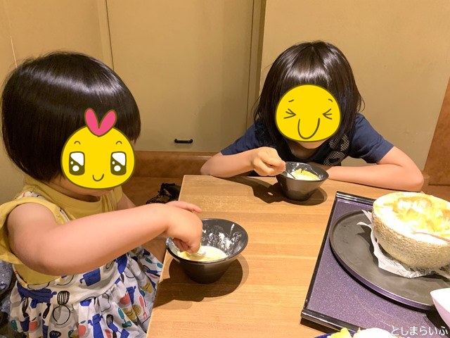 フルーツカフェ池袋果実 取り分けて食べる子供