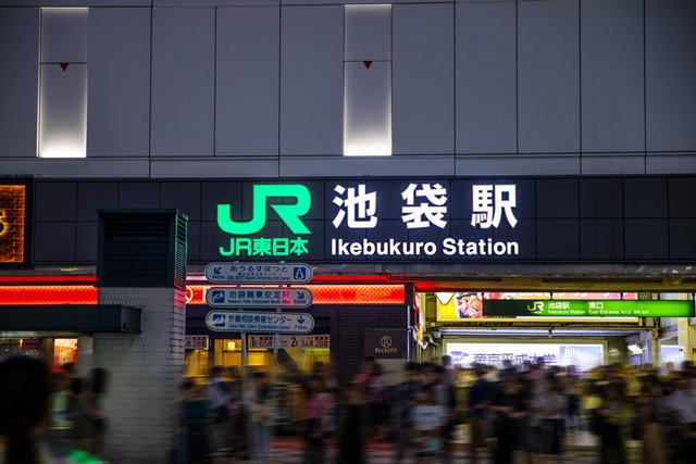 夜の池袋駅