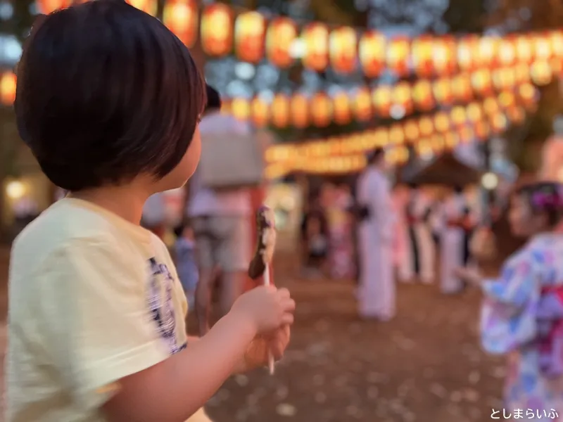 鬼子母神 盆踊り チョコバナナを食べる子供