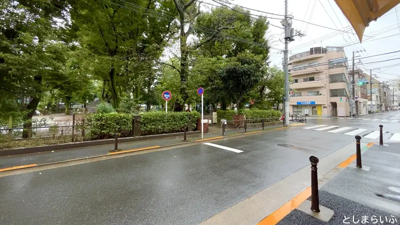 こいけのいえけい お店の正面の文京宮下公園