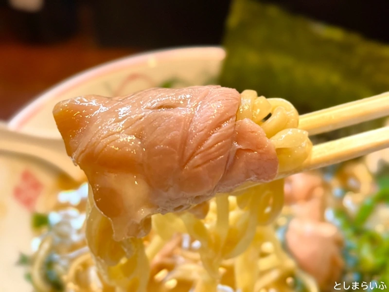 こいけのいえけい 豚骨醤油ラーメン チャーシューのアップ