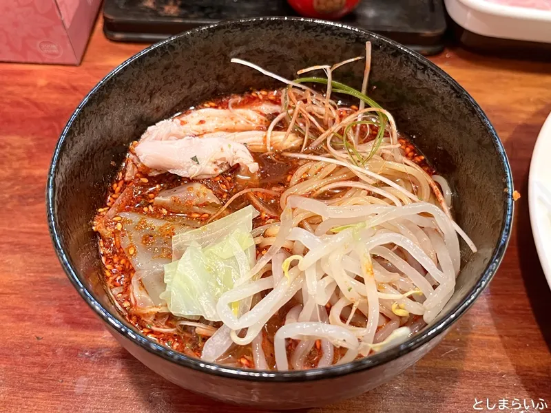 広島つけめん まるとちび つけ麺に具材をいれたところ