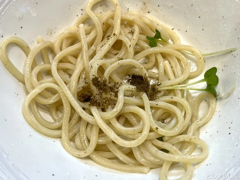 MENYA NAKAGAWA 黒七味をかけた麺