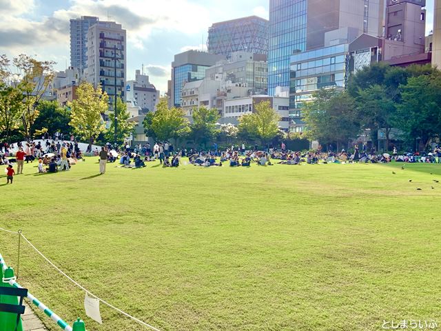 カフェ側から見た南池袋公園