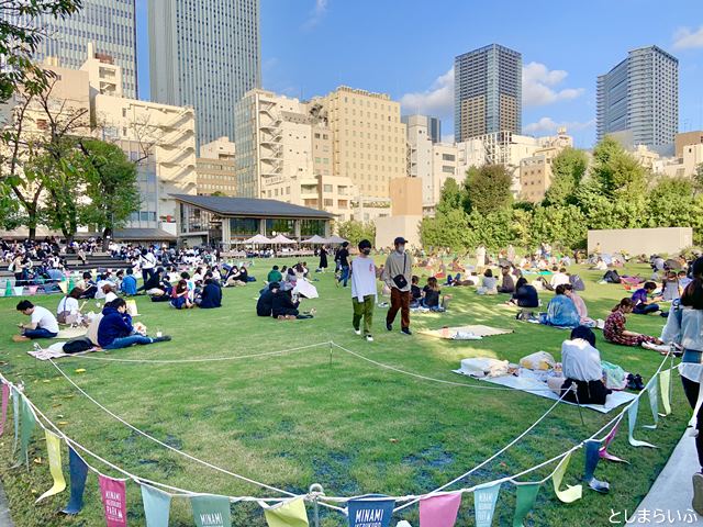 人でにぎわう南池袋公園