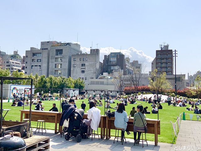 お花見客でにぎわう南池袋公園