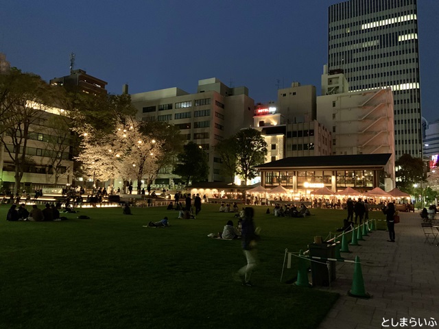 南池袋公園 ライトアップとお花見の人々