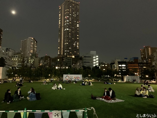 南池袋公園 夜景を楽しむ人々