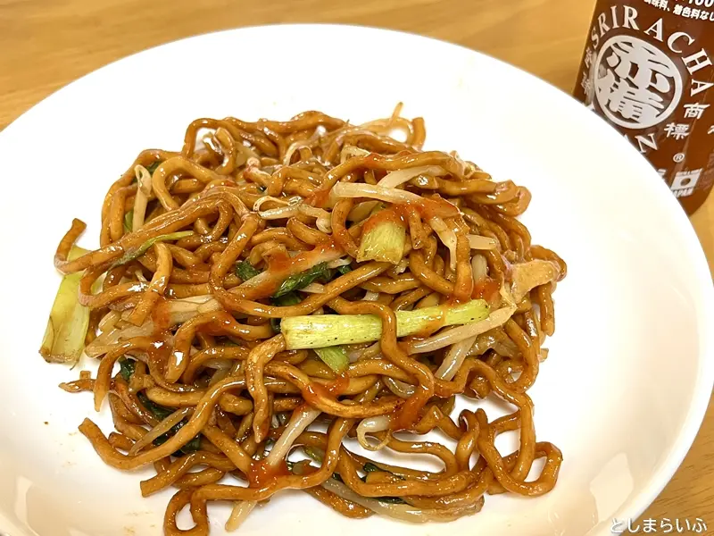 スリラチャソースと焼きそば