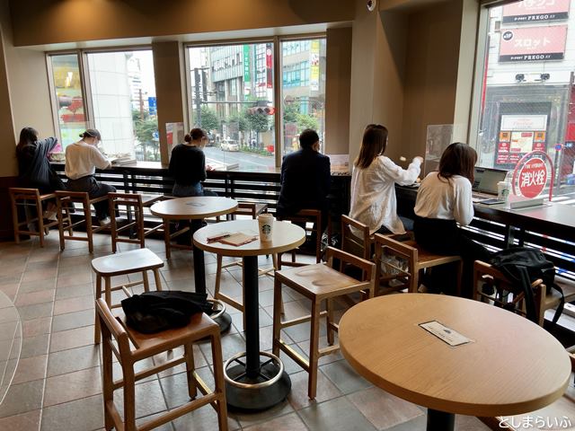 池袋のスタバ　池袋明治通り店　2階