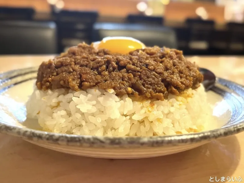 日曜日のタッキーマッキーカレー 月見キーマカレー 横から見たところ