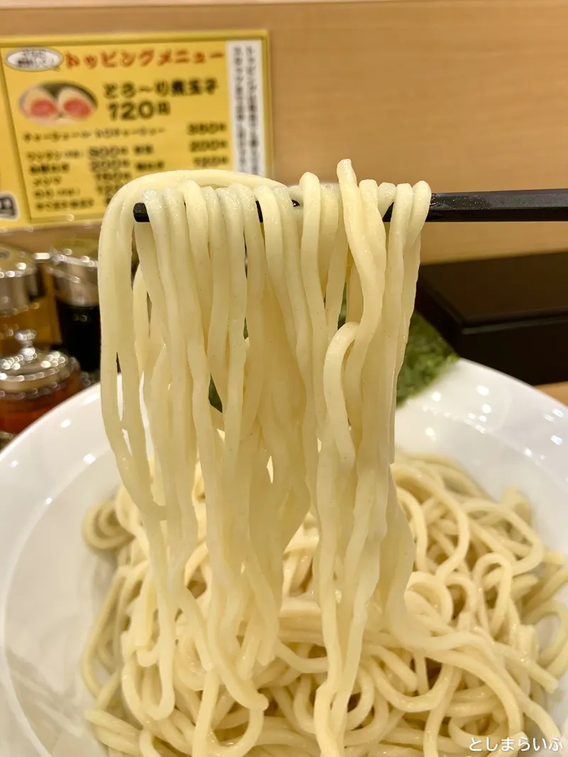 大勝軒まるいち 西池袋店 麺をすくったところ